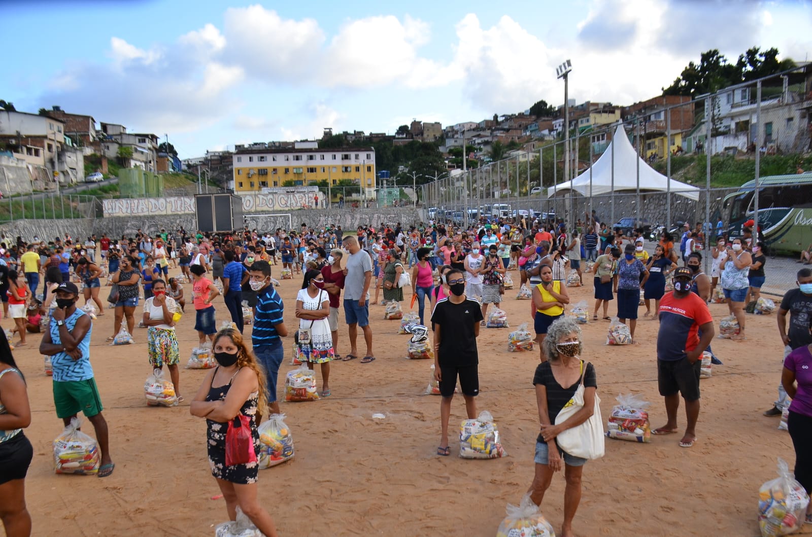 Distribuição de mil cestas básicas na Linha do Tiro em Recife